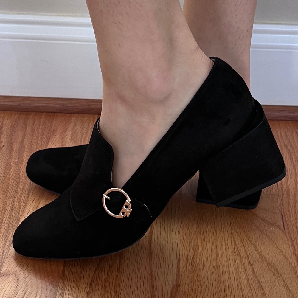 Tory Burch Tess Loafer Pump In Black Logo Square
Heel Almond Toe size 10.5